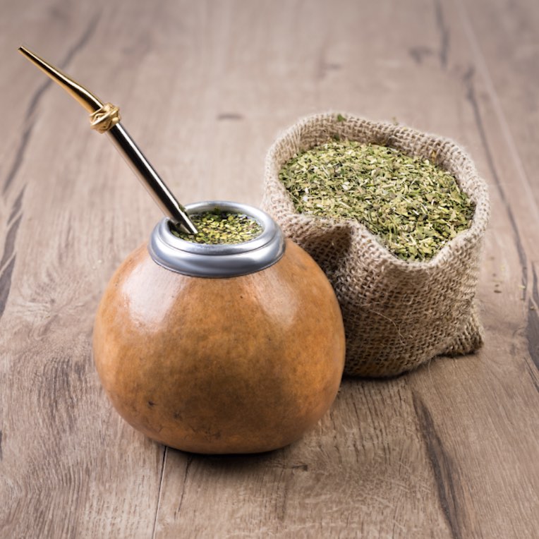 Yerba Mate (Ilex paraguariensis) y hierbas para potenciar sus propiedades medicinales.