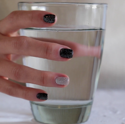 mano sosteniendo vaso de vidrio con agua